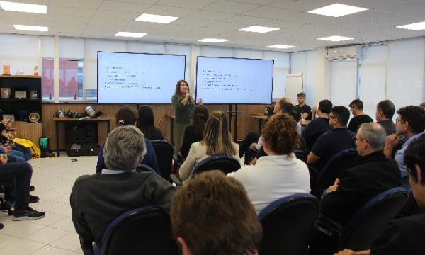 Evento incluiu 11 palestras que abordaram temas essenciais, como prevenção ao assédio, saúde física e mental, e percepções de risco de acidentes