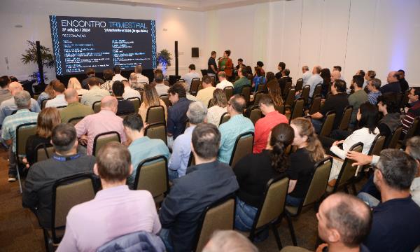 A SCGÁS realizou o seu terceiro Encontro Trimestral de 2024, reunindo colaboradores para apresentar atualizações estratégicas e discutir o desenvolvimento da empresa