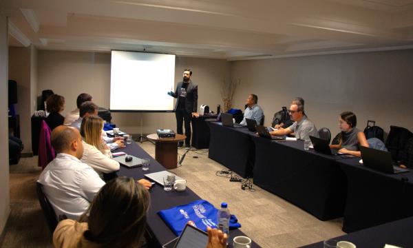 O evento iniciou com um briefing de segurança, seguido por apresentações de boas práticas nas áreas de saúde e sustentabilidade, com destaque para o projeto de energias renováveis da SCGÁS.