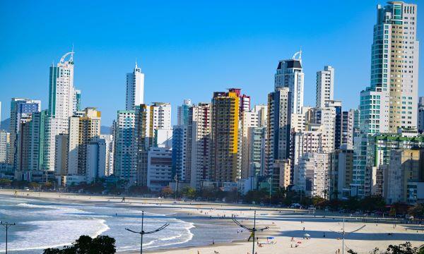 Esse crescimento é impulsionado, em grande parte, pela verticalização da cidade e pela construção de empreendimentos de alto padrão