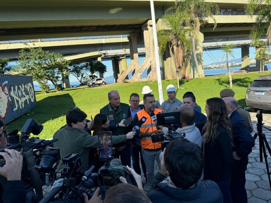 Jerry Comper (centro), secretário de infraestrutura e mobilidade