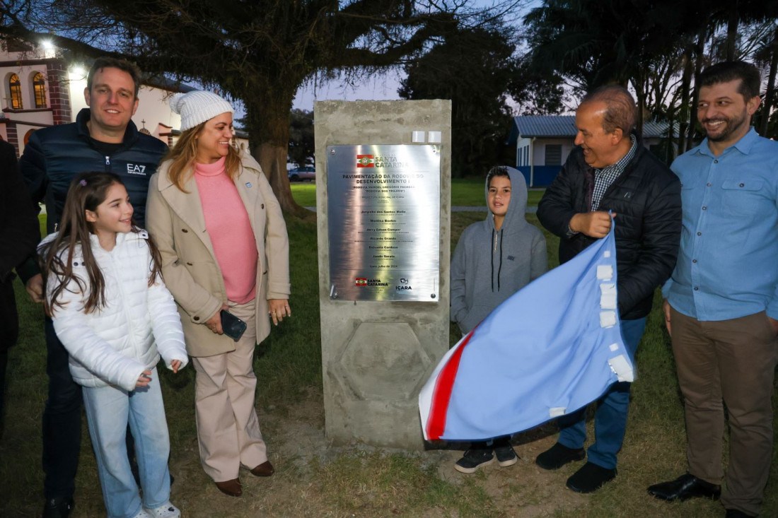 O governador Jorginho Mello fez a inauguração oficial da pavimentação acompanhado da prefeita da cidade Dalvania Cardoso.