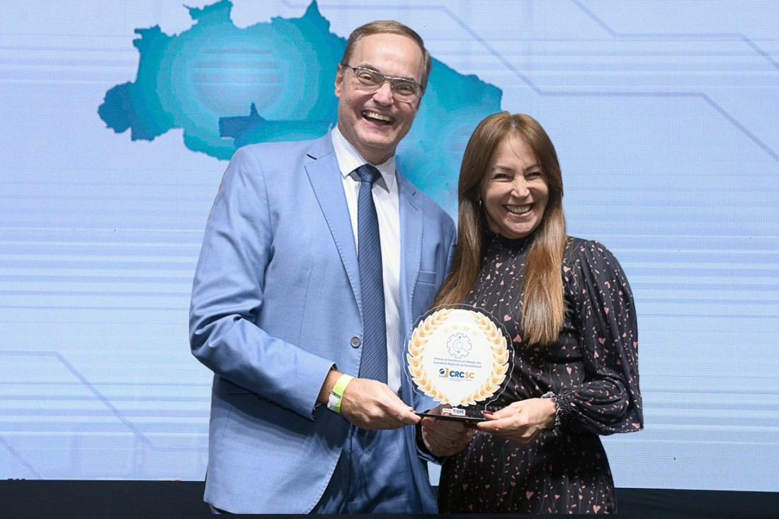  Presidente do CRCSC, Marisa Luciana Schvabe de Morais, recebeu a premiação do presidente do CFC, Aécio Dantas.

