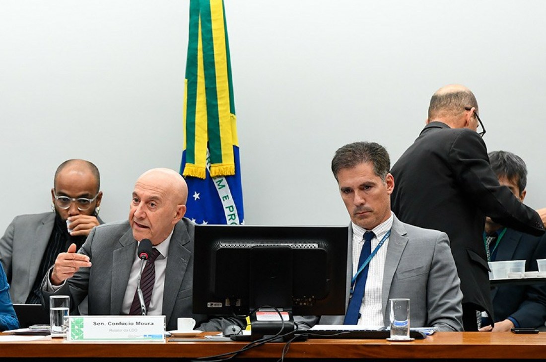 Senador Confúcio Moura (à esq.) em reunião na CMO

