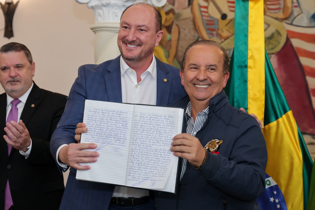 Governador transmite cargo ao presidente da Alesc, na Casa da Agronômica