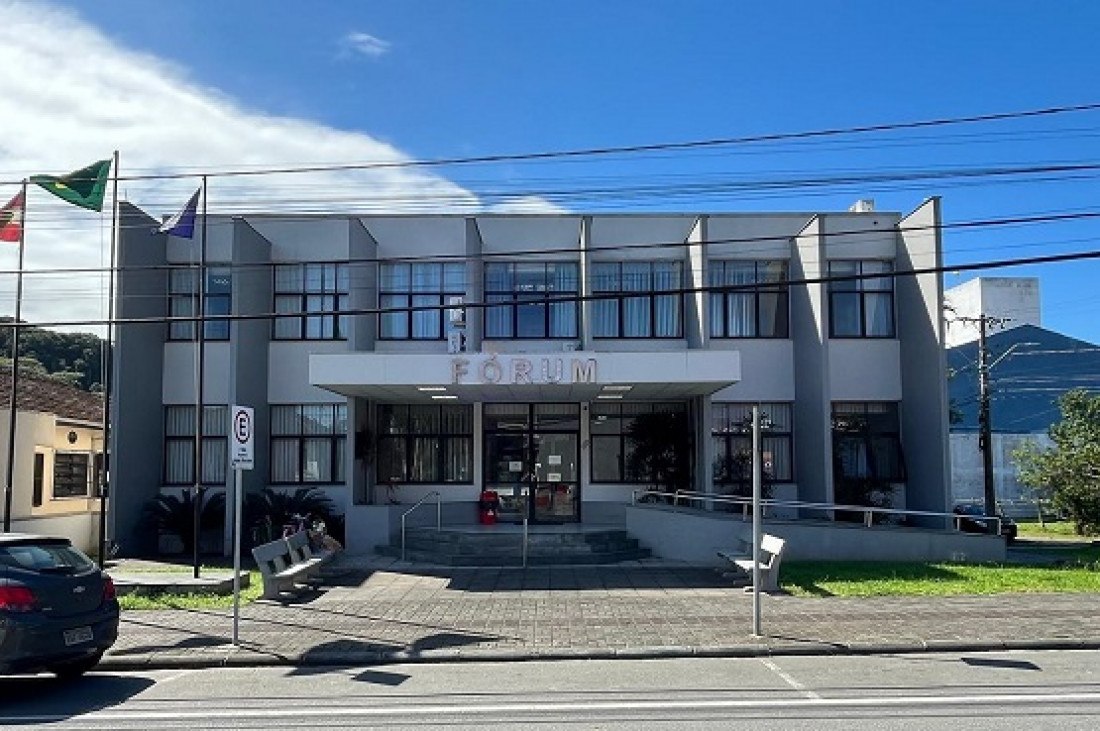 O crime ocorreu em maio de 2023 e na ação penal, o Ministério Público descreve que o réu surpreendeu a vítima e passou a atirar assim que ela saiu do carro