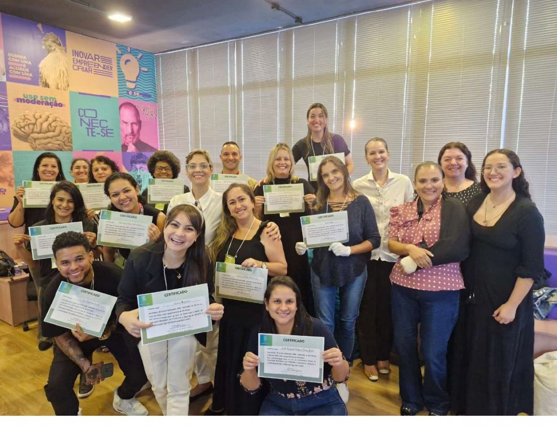 Esta matéria destaca os benefícios da terapia ocupacional para crianças com Transtorno do Espectro Autista (TEA), como o desenvolvimento de habilidades essenciais, melhora das interações sociais e regulação sensorial. Também aborda a importância da intervenção ABA (Análise do Comportamento Aplicada) na terapia ocupacional