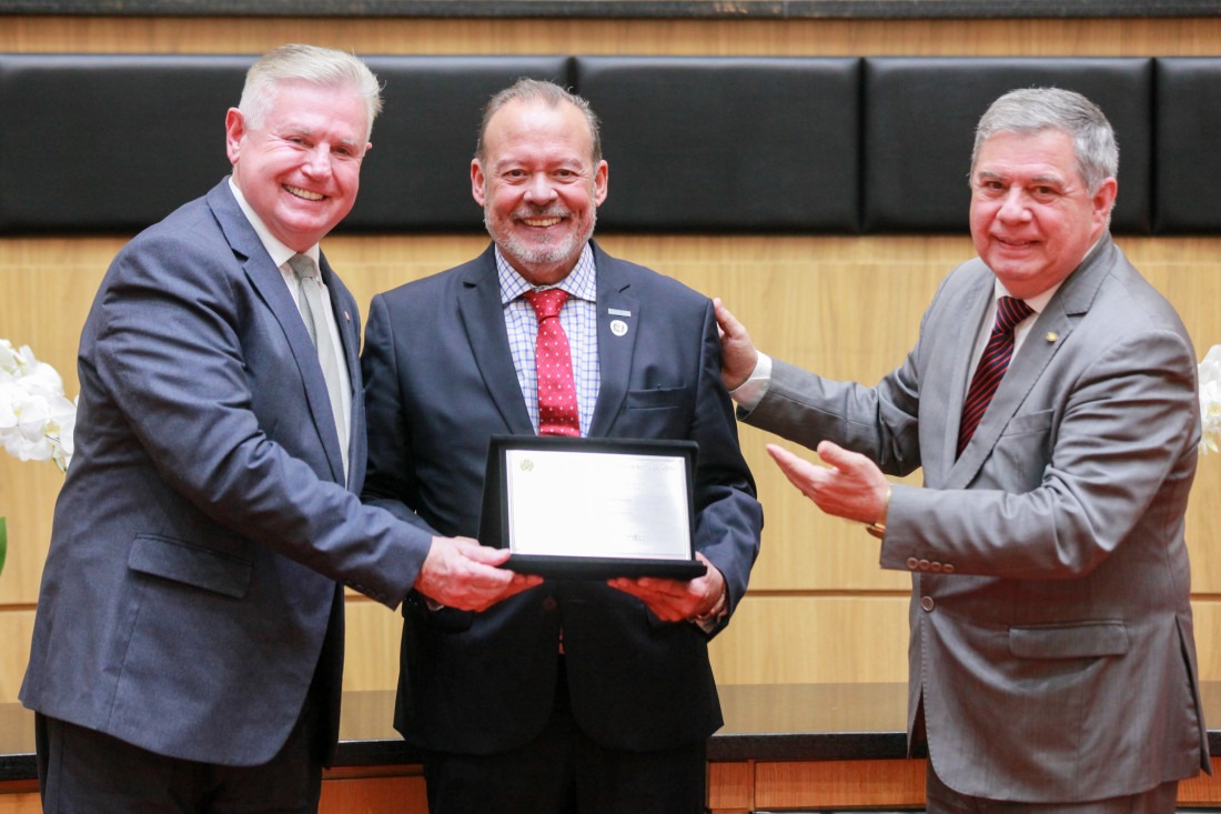 Presidente da ADVB/SC, Ricardo Barbosa Lima, recebe homenagem dos deputados Nilso Berlanda e Mario Motta, em sessão na noite desta segunda (15)