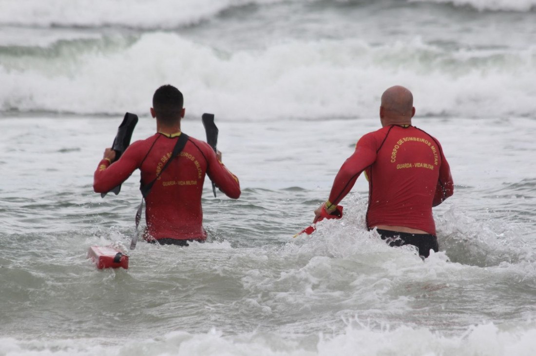Conscientize-se sobre os perigos do afogamento, mesmo durante o inverno. Descubra estatísticas alarmantes, dicas de segurança e o trabalho do CBMSC na prevenção de acidentes fatais envolvendo crianças