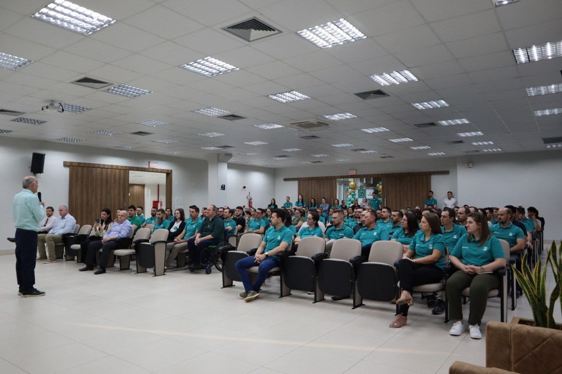 Presidente Edemar Fronchetti se pronuncia para os cooperados e convidados