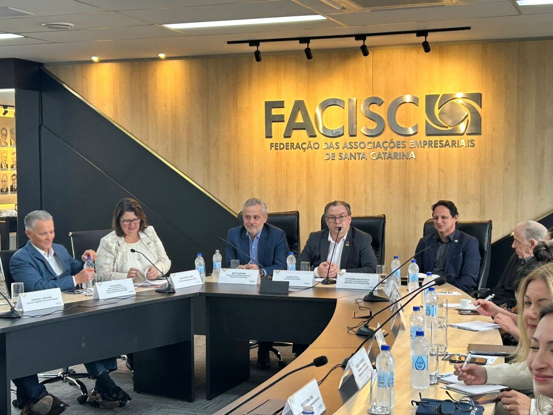 Reunião promovida pela Facisc aborda o tema do alargamento e aprofundamento do Canal da Baia da Babitonga, destacando a importância da obra para o desenvolvimento logístico e econômico de Santa Catarina