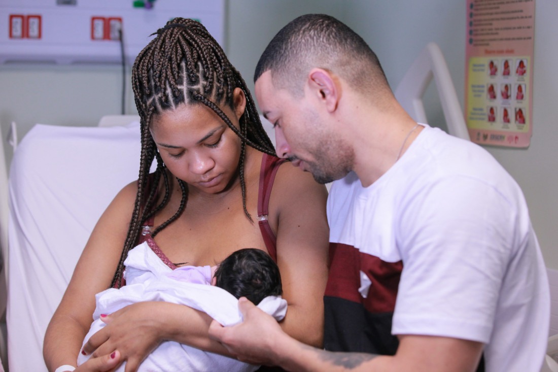 Ivanilda e o esposo Francisco, junto com a bebê Maria