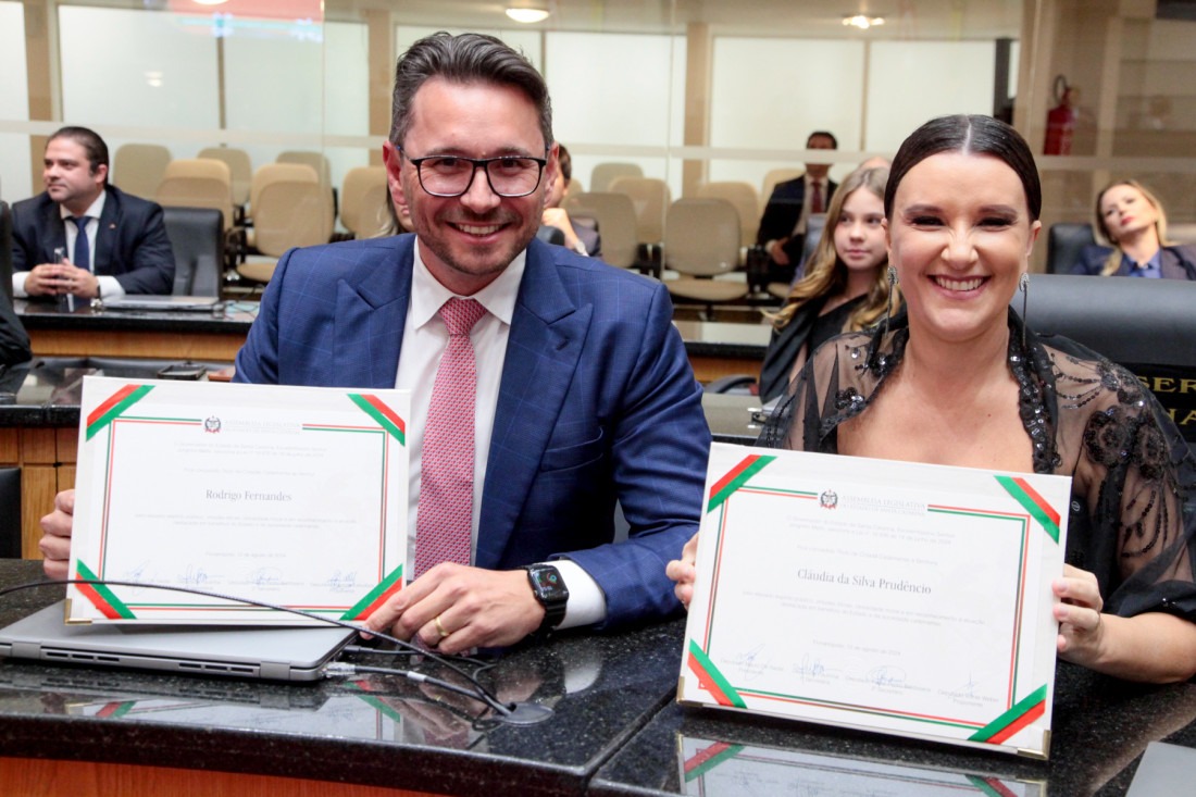 
Rodrigo Fernandes, ex-juiz do TRE-SC e Cláudia da Silva Prudêncio, presidente da OAB-SC.