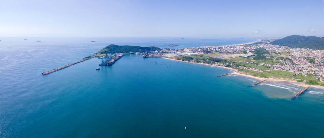 O fluxo de embarcações também aumentou 13%, com mais de 190 navios atracados no período. O destaque vai para o aumento expressivo de 156% na movimentação de açúcar (granel).