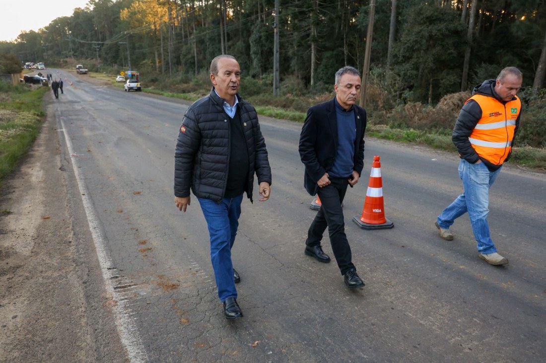 O governador Jorginho Mello visitou as obras de revitalização da SC-355, entre Catanduvas e Água Doce, iniciadas em 14 de setembro. O projeto prevê a melhoria de 16 quilômetros da rodovia, com um investimento total de R$ 4 milhões