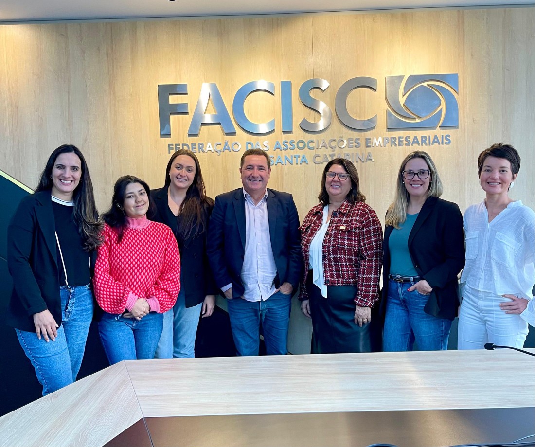 José Roberto Deschamps foi recebido pela empresária Rita de Cássia Conti, presidente interina da Facisc (na foto,à direta), e  por profissionais das áreas de Comunicação e Marketing da Federação 