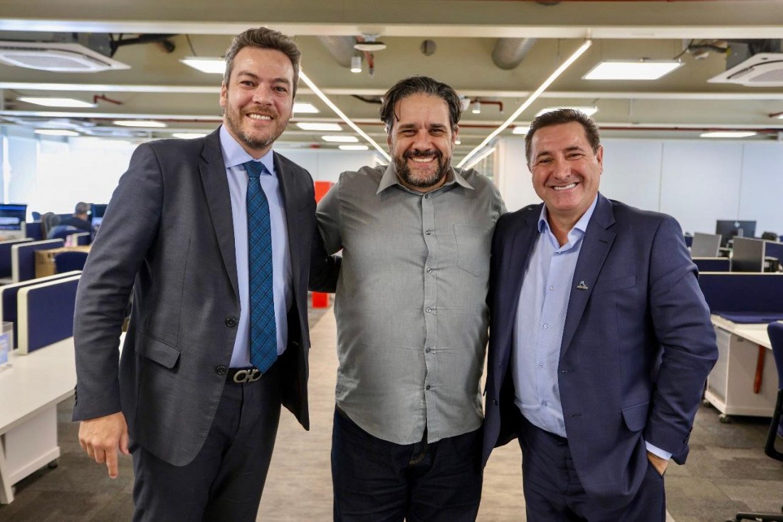  Dr. Bruno Camargo, representando a ABRALEGAL, o Gerente de Comunicação do SEBRAE Nacional, Felipe Damo, e o  o presidente da Adjori Brasil e da Adjori/SC, José Roberto Deschamps 