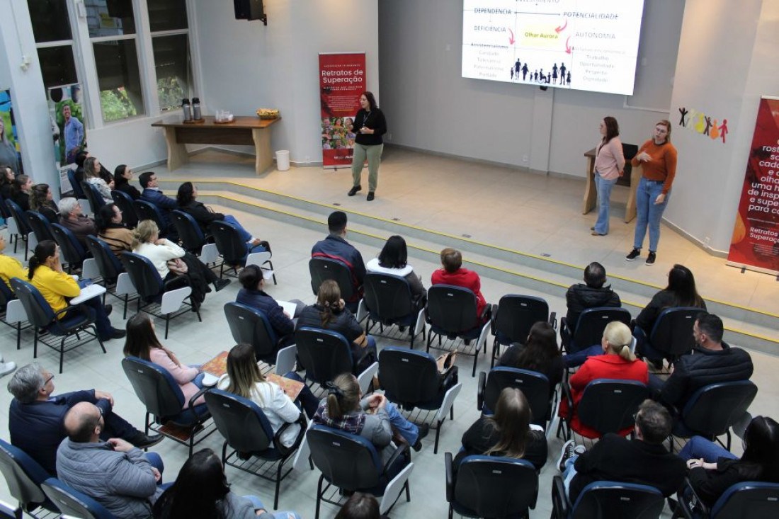 Postado em 28 de Agosto às 13h59
Aurora Coop e Fundação Aury Luiz Bodanese reúnem entidades em Café Inclusivo
MB Comunicação Empresarial e Organizacional -
Evento teve como objetivo fortalecer a Semana Nacional da Pessoa com Deficiência, celebrada anualmente em agosto. (Foto: Marci Paz/MB Comunicação)

Para fortalecer a Semana Nacional da Pessoa com Deficiência, celebrada anualmente em agosto, aproximar entidades e associações da região que atuam nesse propósito, a Aurora Coop e a Fundação Aury Luiz Bodanese promoveram um Café Inclusivo na última sexta-feira (23), na Aurora Coop Matriz. Cerca de 60 pessoas representantes de instituições e colaboradores das unidades da Aurora Coop de Chapecó (SC) e Guatambu (SC) participaram da roda de conversa.
Para a diretora administrativa da Fundação, Sonara Ramos, 