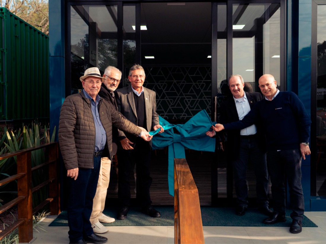 A abertura simbólica contou com a presença do presidente do Sicoob Central SC/RS, Rui Schneider da Silva; do presidente da Ocergs, Darci Hartmann; do presidente da Ocesc, Vanir Zanatta; do diretor de Negócios do Sicoob Central SC/RS, Olavo Lazzarotto; e do presidente Abílio Mantovani, do Sicoob Valcredi, que representou o grupo de cooperativas do Sicoob que atuam no Rio Grande do Sul. 