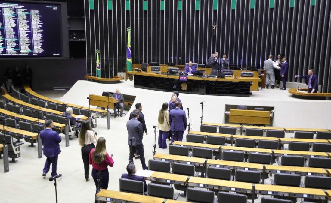 Deputados reunidos no Plenário na quarta-feira, 28, discutindo o tema

