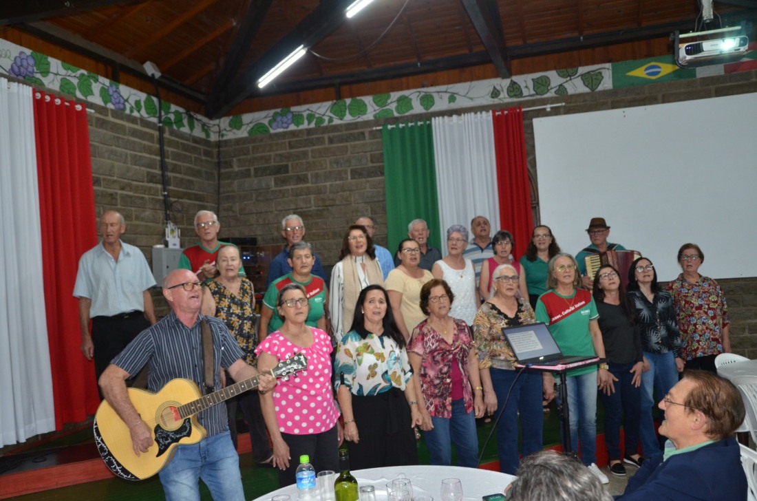 Evento aconteceu na Associação ACIMA, de Maravilha, e contou com coral e coma famosa sopa de agnolini