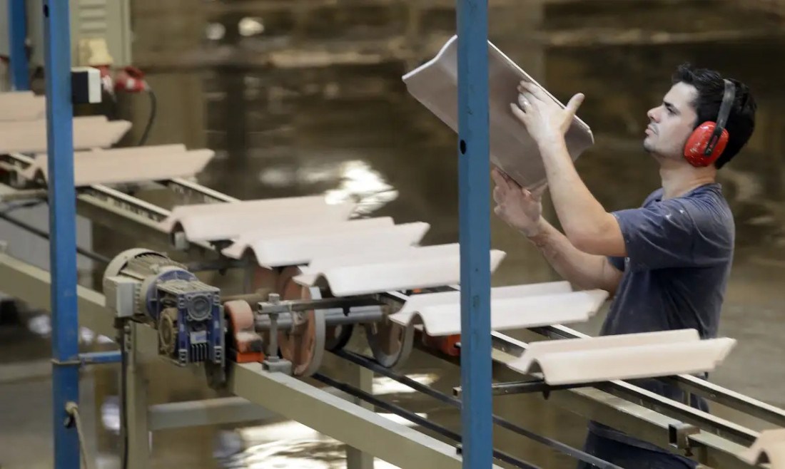 Programa irá oferecer qualificação profissional para 15 mil jovens 