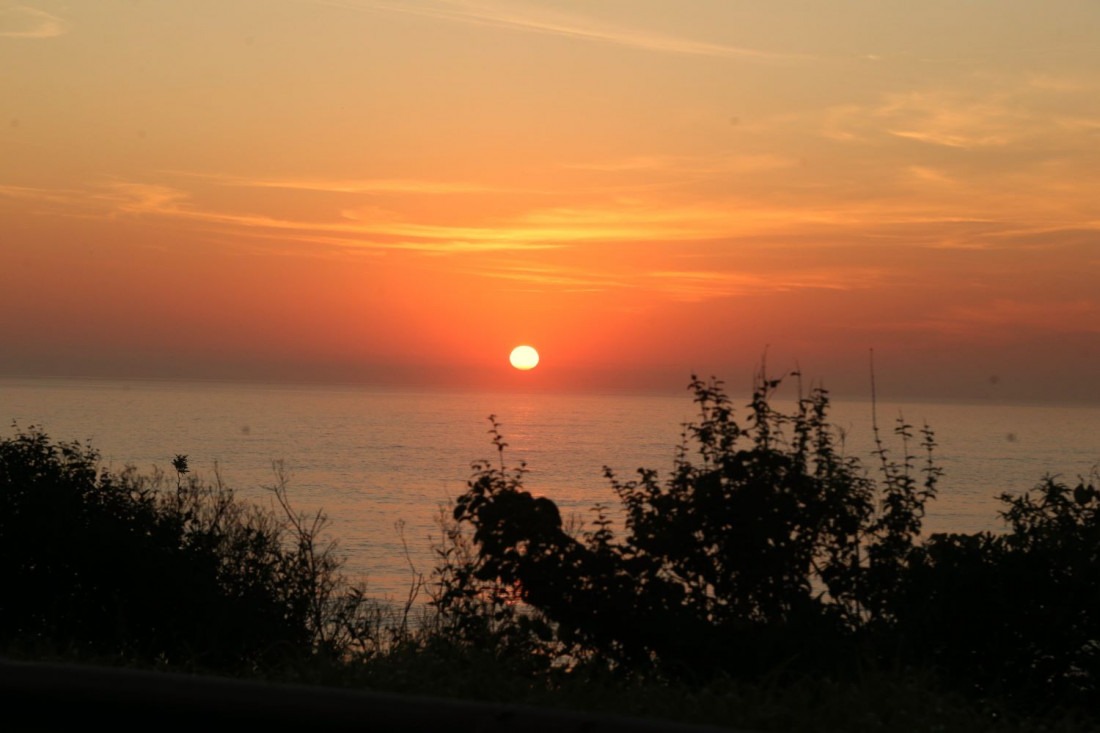 Uma forte onda de calor está impactando Santa Catarina, trazida por ventos quentes do norte.