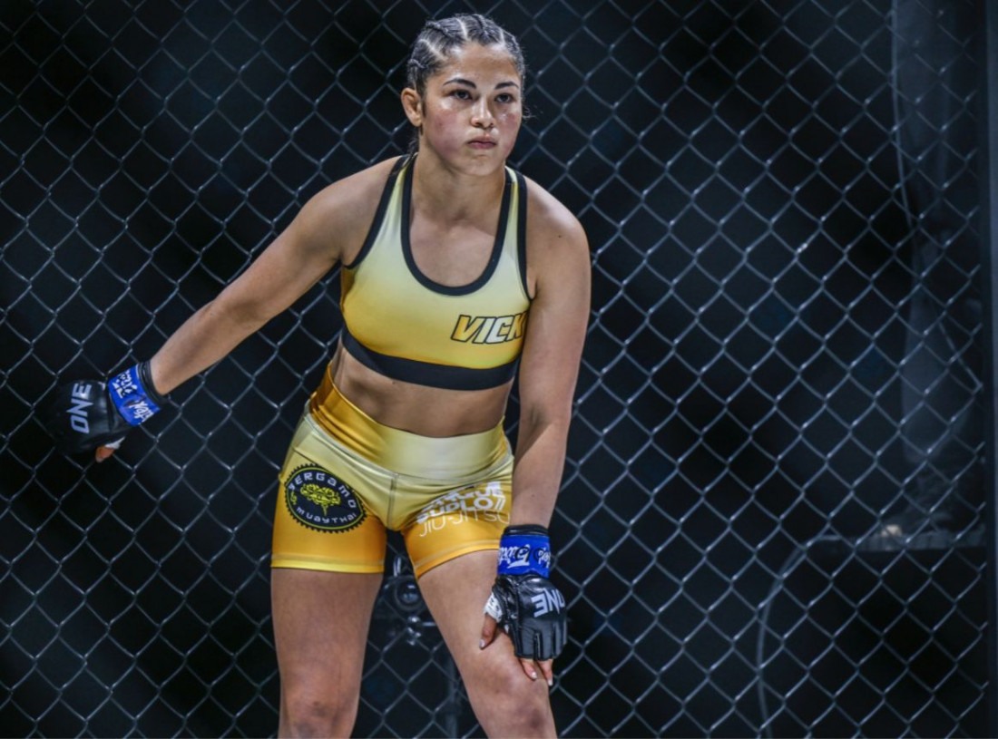 A atleta catarinense de MMA Victória Souza brilhou mais uma vez na arena internacional, conquistando sua terceira vitória no One Championship, um dos eventos de artes marciais mais prestigiados do mundo. No dia 6 de setembro, ela superou a americana Alyse Anderson na Ball Arena, em Denver (EUA).