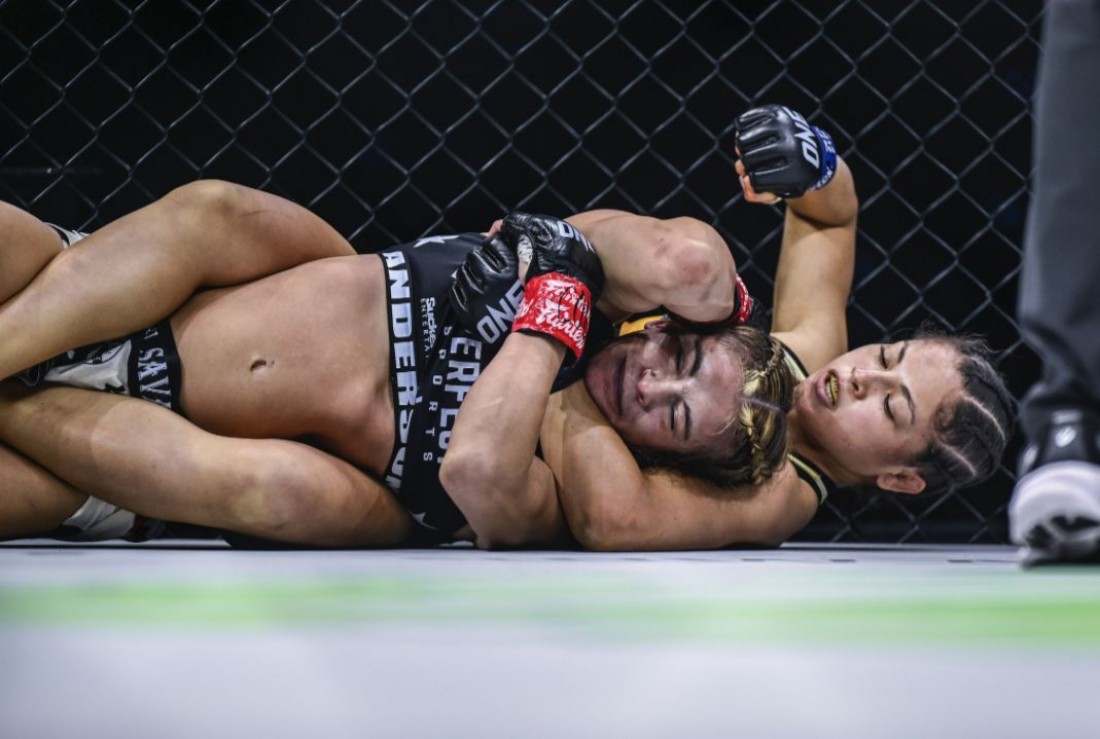 A atleta catarinense de MMA Victória Souza brilhou mais uma vez na arena internacional, conquistando sua terceira vitória no One Championship, um dos eventos de artes marciais mais prestigiados do mundo. No dia 6 de setembro, ela superou a americana Alyse Anderson na Ball Arena, em Denver (EUA).