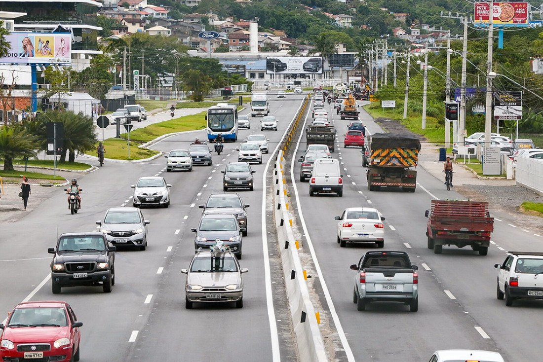 Santa Catarina lidera o crescimento do setor de serviços no Brasil em 2024, com um aumento de 5,6%. O estado registrou uma receita nominal 10,6% maior e se destaca em subsetores como transporte, informação e comunicação. O forte desempenho é atribuído ao alto poder de compra e ao ambiente favorável de negócios, atraindo investimentos e gerando empregos.