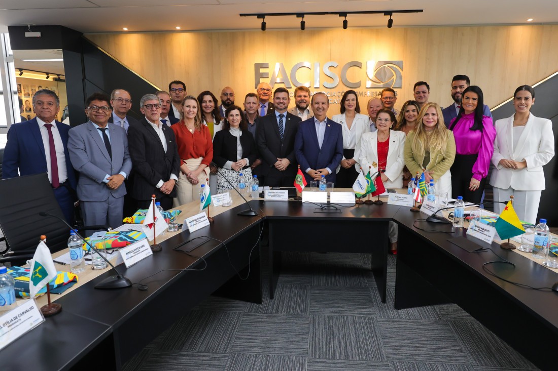 Governador participou do encontro promovido pela FENAJU na Facisc)