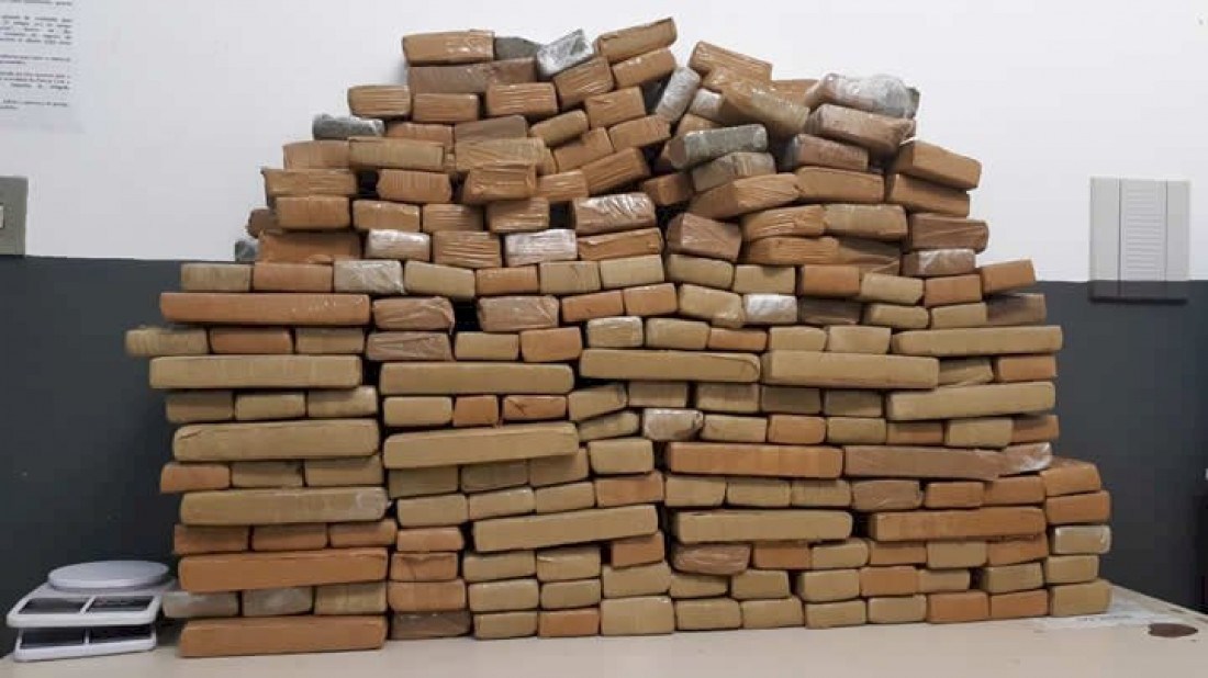 Um casal foi preso na terça-feira (24/01), em Florianópolis (SC), após uma abordagem da PMSC. No interior do veículo, foram encontrados 150 kg de maconha. O condutor não possuía CNH e a droga seria levada ao Rio Grande do Sul.