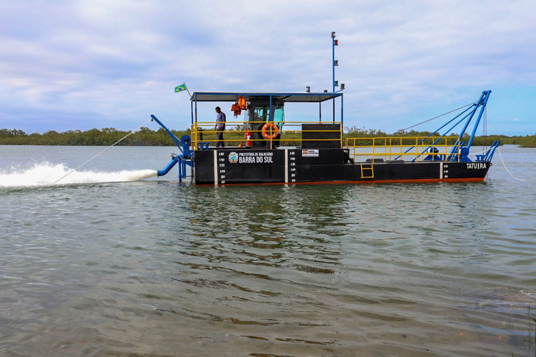  O equipamento, no qual o Governo do Estado investiu R$ 1 milhão, será usado para desassorear o Canal da Barra, evitando riscos às tripulações e impulsionando a economia local