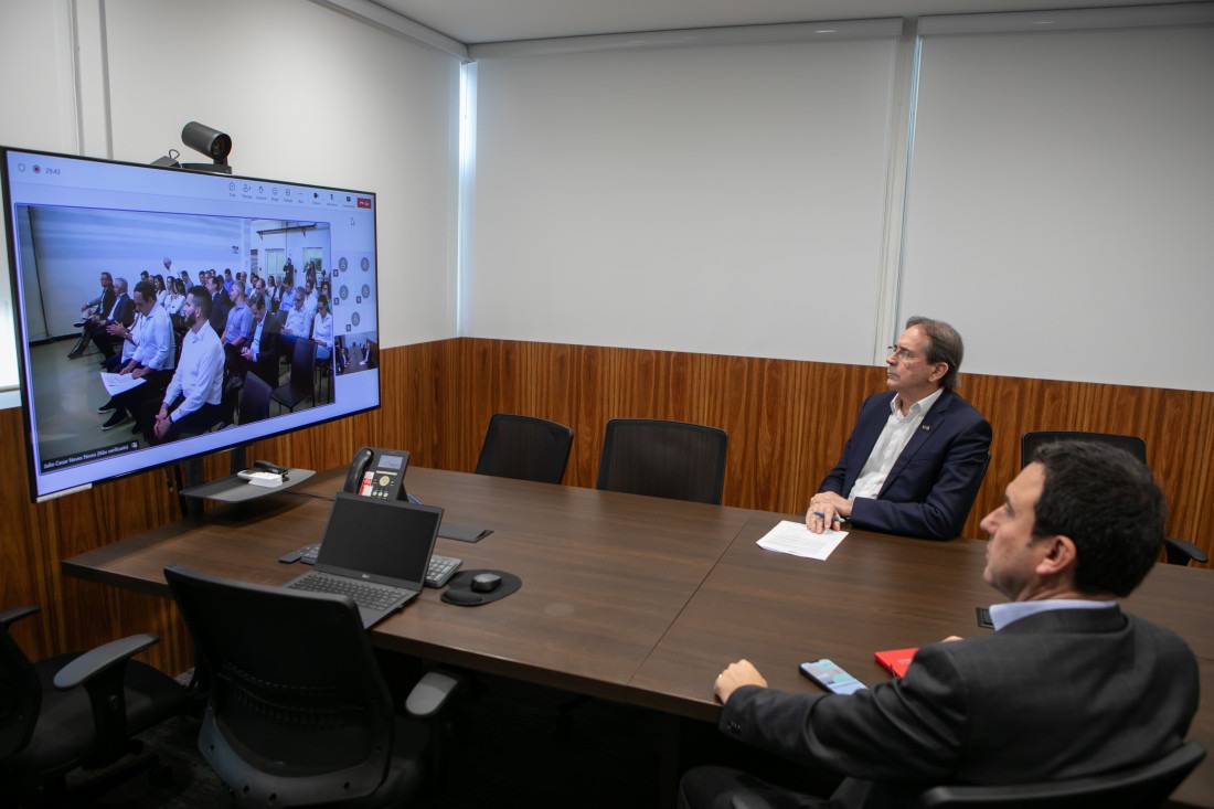 Mario Aguiar e Fabrízio Pereira (d), diretor regional do SENAI/SC, participaram on-line
