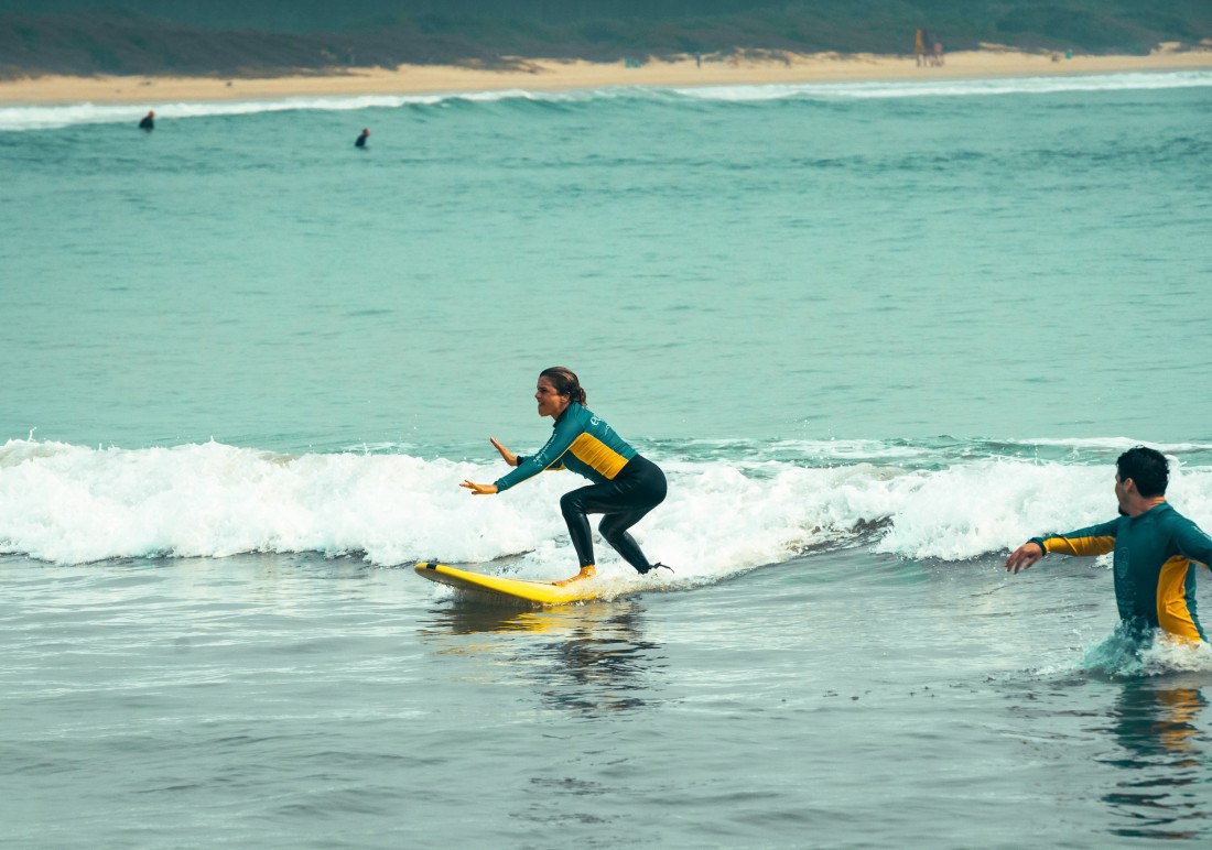 Projeto atende de 25 a 30 pessoas com algum tipo de deficiência com aulas de surfe adaptado
