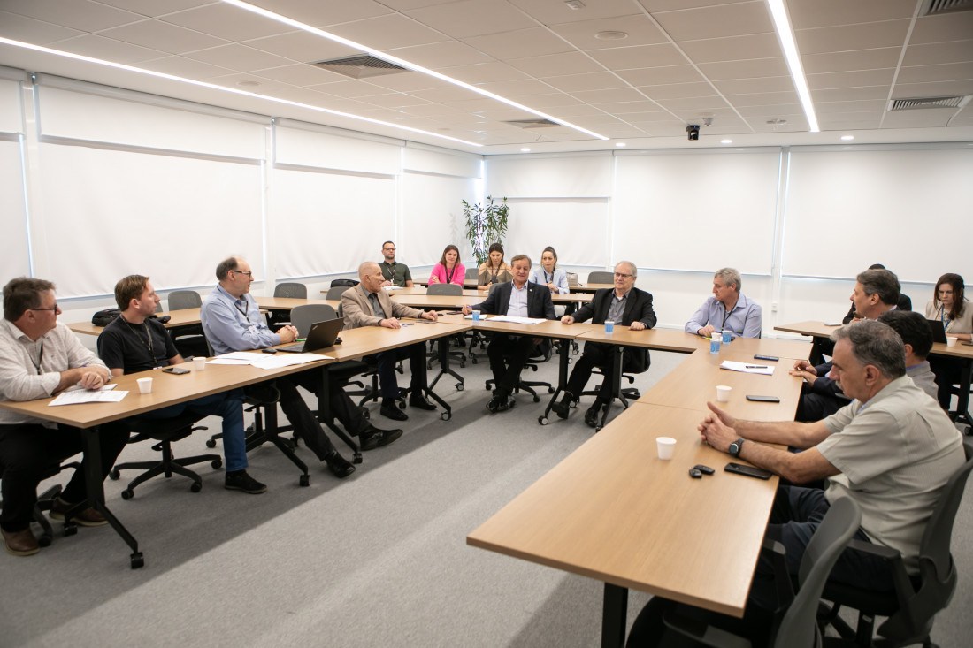 
Documento a ser enviado aos deputados estaduais e ao governador pede proteção à legislação estadual e manutenção do modelo catarinense de preservação para garantir segurança jurídica a empreendimentos e pequenas propriedade rurais do estado
Reunião entre entidades do setor produtivo debate também implantação do CAR. (Foto: Divulgação/ Parque Estadual Serra do Tabuleiro)
Reunião entre entidades do setor produtivo debate também implantação do CAR. (Foto: Divulgação/ Parque Estadual Serra do Tabuleiro)

Florianópolis, 01.10.2024 - Entidades do setor produtivo reunidas nesta terça-feira (1º) na Federação das Indústrias de SC (FIESC) debateram a necessidade de o executivo e o legislativo catarinenses defenderem de forma sistemática o Código Estadual de Meio Ambiente. Preocupadas com as iniciativas recentes do IBAMA e decisões judiciais ignorando a base constitucional para que o código estadual possa ser aplicado no estado - a despeito das demais normas que tratam do tema -, as entidades deliberaram pelo envio de um documento ao governador Jorginho Mello e aos deputados estaduais sugerindo um posicionamento firme em proteger a legislação estadual. Assinam o documento: FIESC, FAESC, FETAESC, OCESC e FECOAGRO.

O diretor jurídico e de relações institucionais da FIESC, Carlos José Kurtz, explica que o Código de Meio Ambiente de SC já foi validado pelo Supremo Tribunal Federal (STF) e foi debatido com toda a sociedade. O documento conta com embasamento técnico e leva em consideração as características e a realidade regional. 