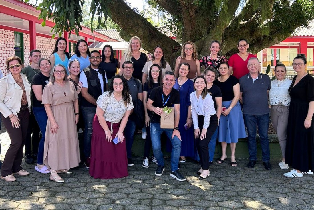 O evento teve foco na gestão emocional dos professores, destacando a importância do autocuidado e do cultivo de habilidades socioemocionais para uma prática docente mais eficaz e humanizada.