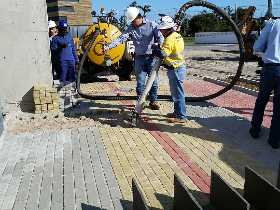 O foco principal da colaboração é aprimorar a gestão de redes subterrâneas de infraestrutura, promovendo eficiência, sustentabilidade e mobilidade urbana aprimorada.

