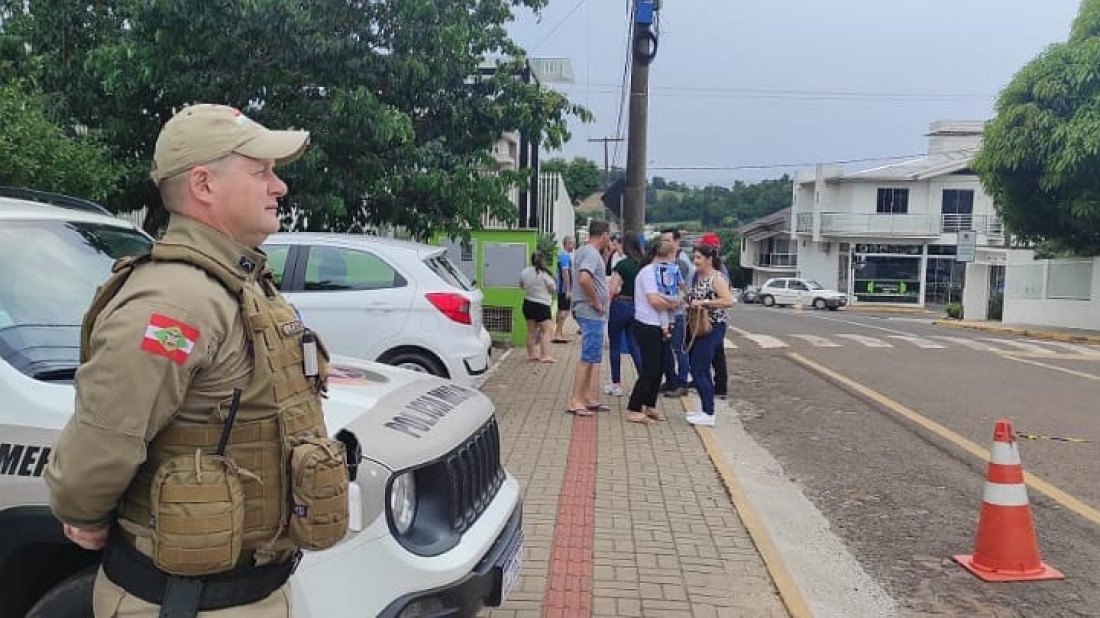 A Polícia Militar de Santa Catarina divulgou os dados finais das ocorrências atendidas durante as Eleições 2024, realizadas das 8h às 17h30. Entre as principais conduções efetuadas estão crimes de favorecimento ao transporte de eleitores e violação do sigilo do voto, além de procedimentos por 