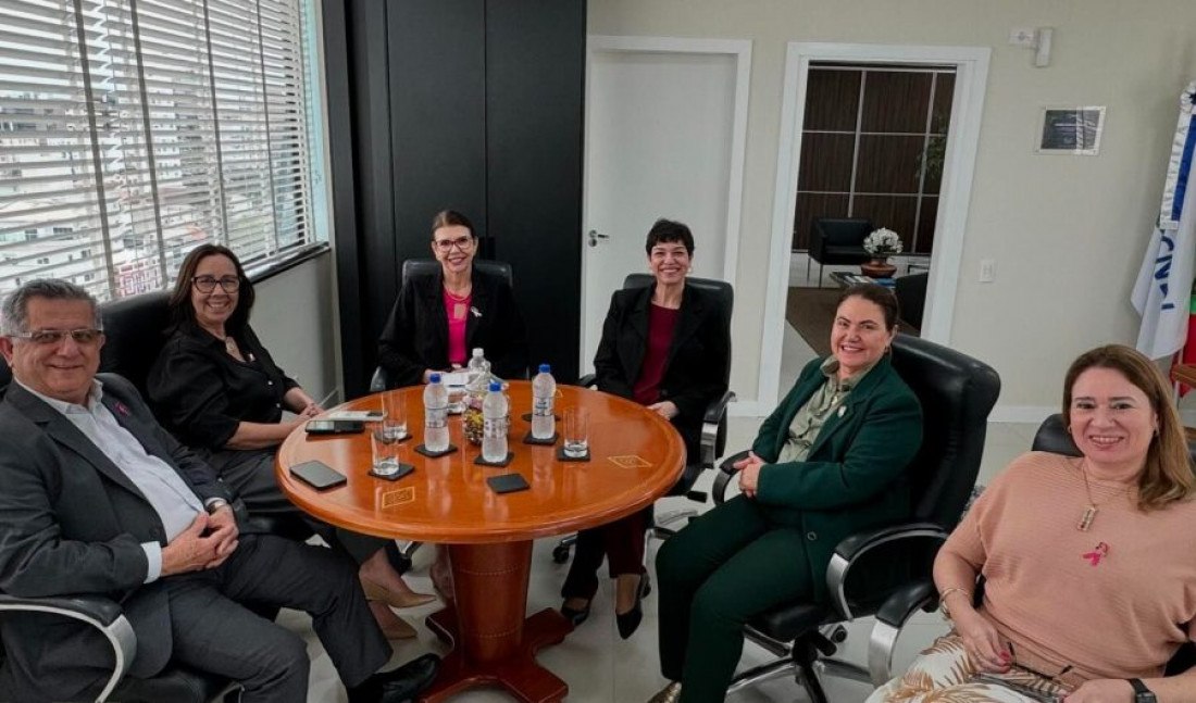 A desembargadora Hildemar Meneguzzi, coordenadora da Cevid, visitou a FCDL/SC para ampliar o alcance da Campanha Sinal Vermelho, um canal discreto e seguro de denúncia para mulheres vítimas de violência doméstica.