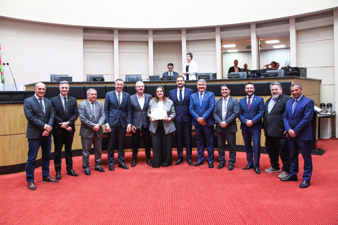 Diretores da empresa e deputados, durante a homenagem, na manhã desta quinta (17/10)
