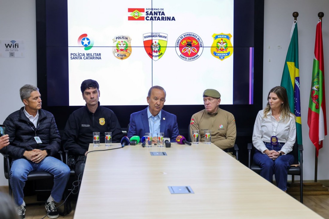 O balanço da atuação em combate aos incidentes criminosos foi apresentado em entrevista coletiva, com a presença do governador Jorginho Mello e chefes das Forças de Segurança de Santa Catarina