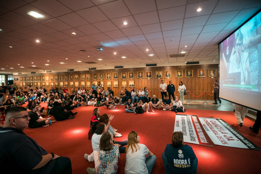Professores acompanham as discussões sobre o projeto que reajusta os valores das faixas salariais do magistério