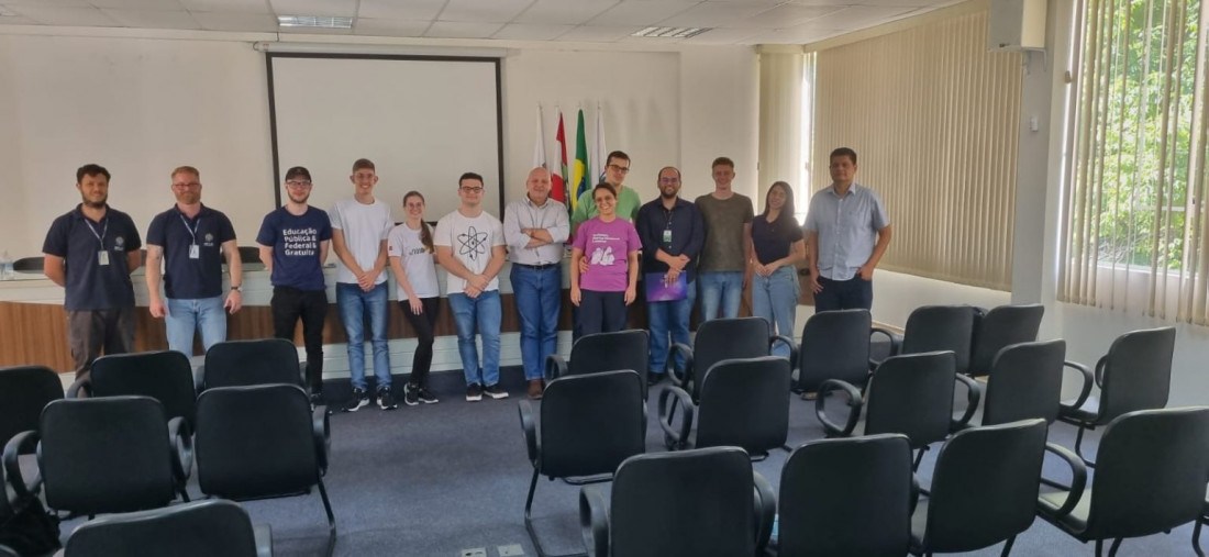 Estudantes de Engenharia de Controle e Automação e Engenharia Mecânica do IFC visitaram a Inspetoria do CREA-SC em Joaçaba para conhecer os trabalhos do Conselho e sua relevância para o exercício da profissão