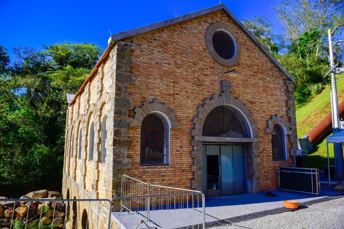 A cerimônia de reativação contou com autoridades locais e estaduais, além de representantes da Celesc e da comunidade.