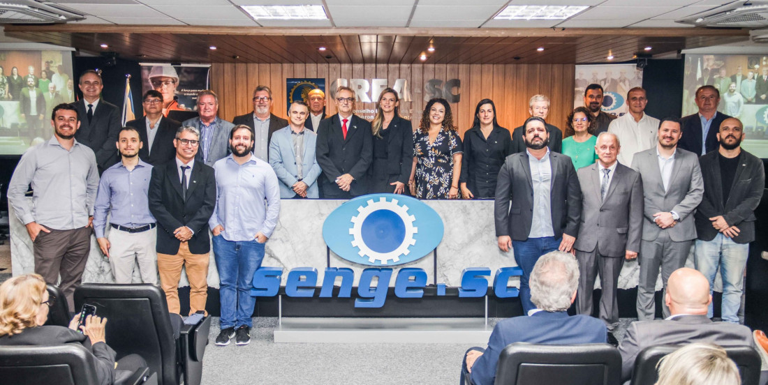 Empossada nova diretoria do Senge-SC. Roberta Maas dos Anjos é a nova presidente
