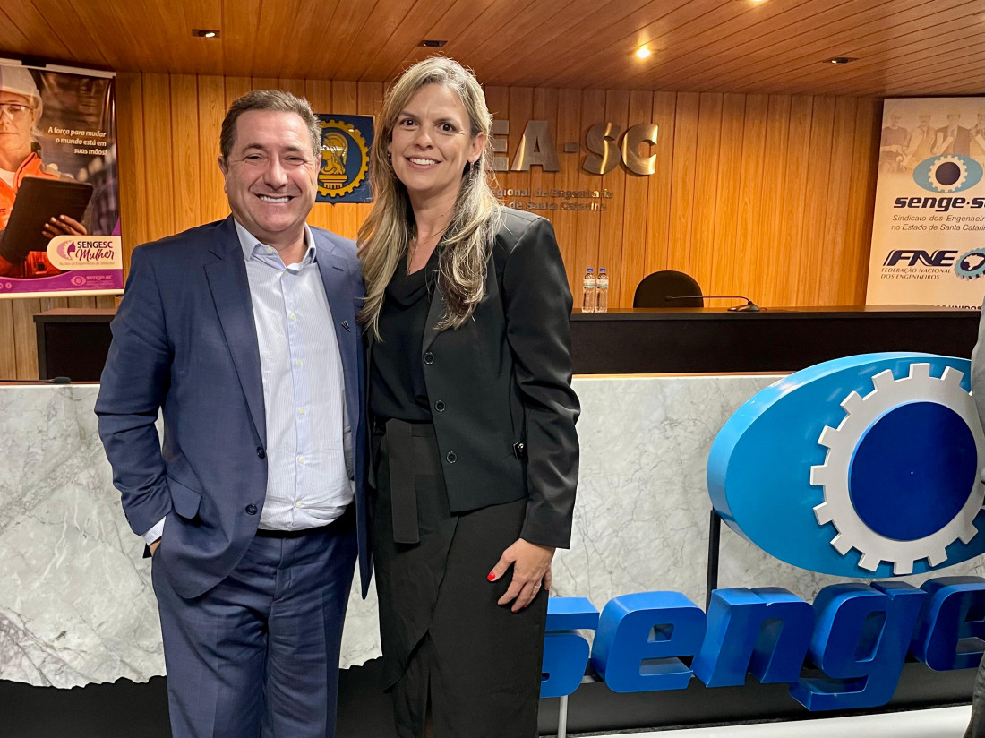 O presidente da Adjori/SC, José Roberto Deschamps, prestigiou a posse da eng. Roberta Mass,