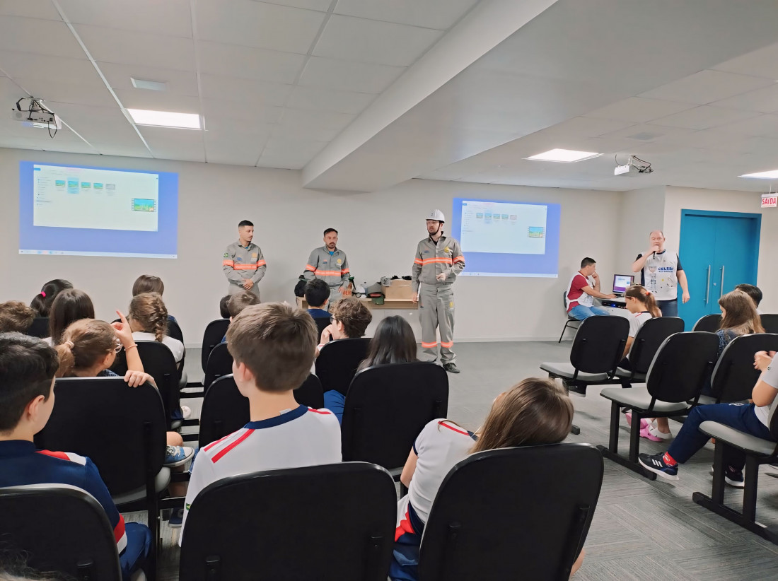 Por meio de oficinas práticas, palestras e jogos educativos, o programa ensina aos estudantes o uso consciente de energia elétrica e a importância da segurança nas redes