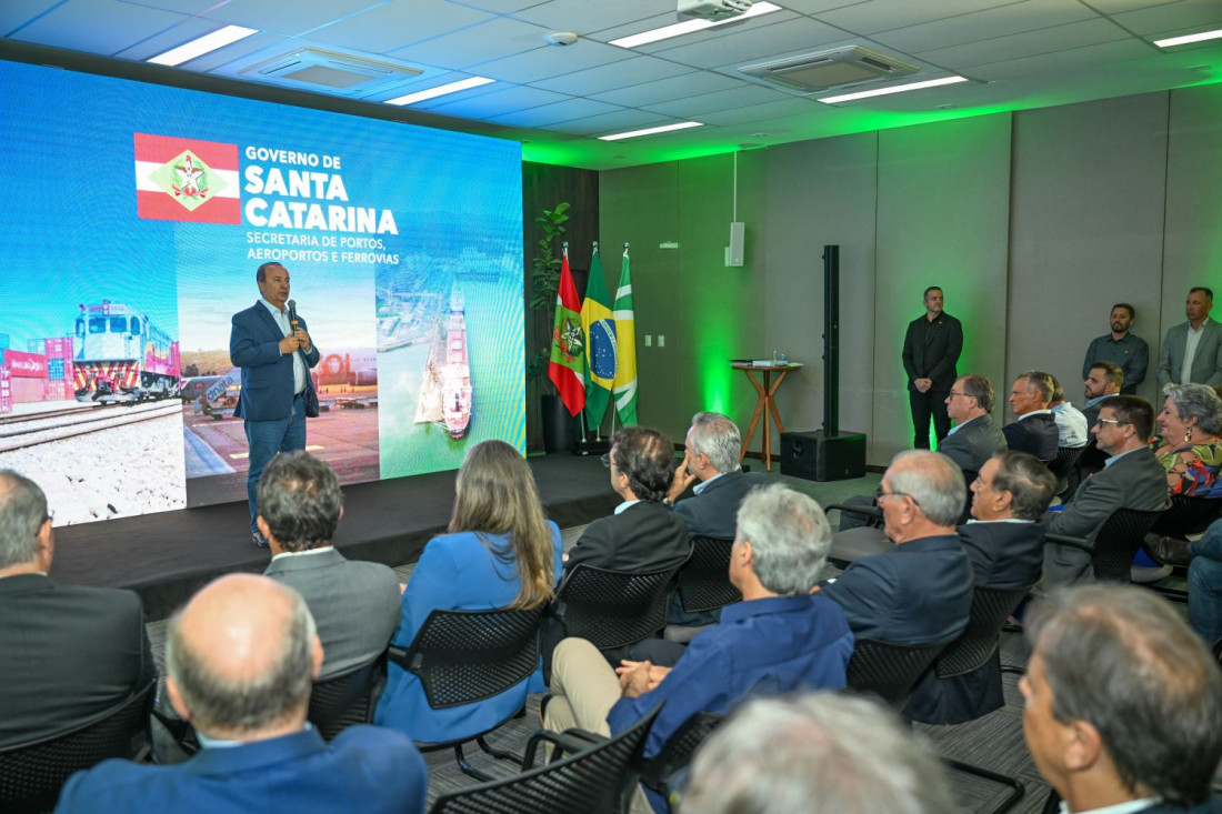 O Plano Aeroviário de Santa Catarina (PAESC) foi entregue oficialmente pela Secretaria de Portos, Aeroportos e Ferrovias (SPAF) ao governador Jorginho Mello