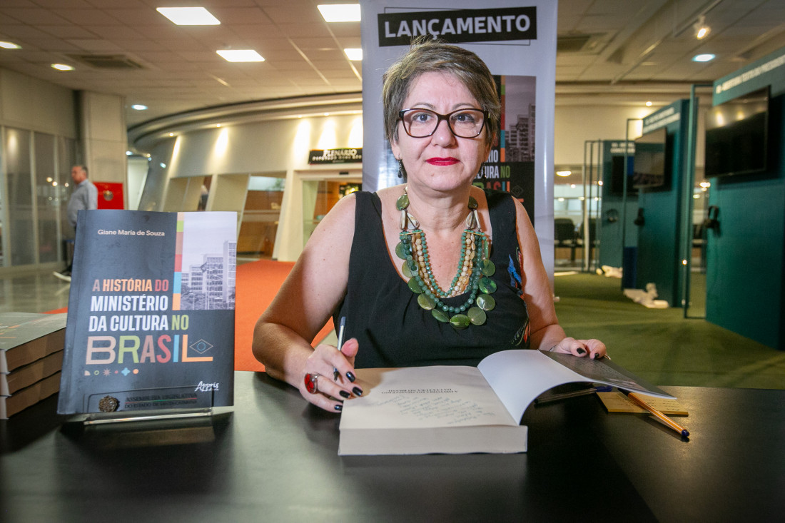 Giane Maria de Souza, autora do livro